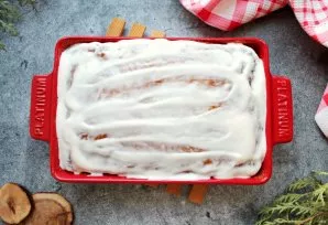 Mix sour cream with two tablespoons of jam and apply to the top of the cake. Let the cake cool completely and serve.