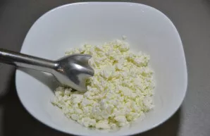 Prepare the filling. If the cottage cheese is grainy, crush with a blender or rub through a sieve.