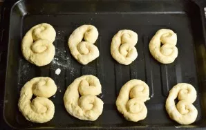 Transfer the pretzels to a baking sheet greased with vegetable oil or lined with baking paper.