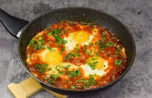 Sprinkle the prepared fork with chopped parsley and serve.