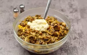 When the mushrooms have cooled, add them to the salad. Season the salad with mayonnaise, add salt and pepper to taste.