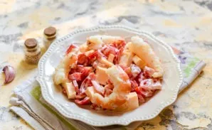 Lay out the salad on a plate and decorate with shrimp. Serve.