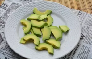 Peel the avocado and cut into slices.