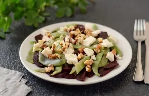 Salad with beets and green beans is ready, enjoy the food!