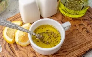 Prepare salad dressing. Mix olive oil, lemon juice, salt and black pepper. Season the salad.