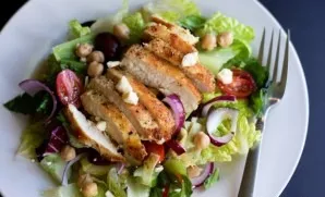 We cut the chicken into beautiful slices and put it in a salad, pepper and salt to taste, season with olive oil. Delicious!