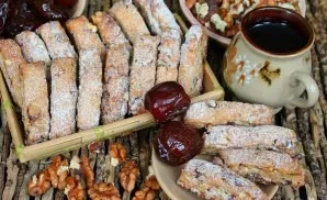 Sprinkle the finished cookies with powdered sugar and serve.