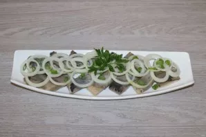 Garnish with onions and herbs.