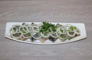 Garnish with onions and herbs.