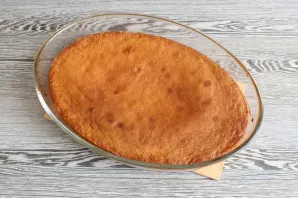 Remove the finished cake from the oven and leave it in the form for 15 minutes.