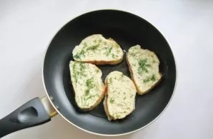 Put in a hot frying pan with refined sunflower oil.