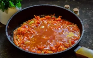 We heat the pan, pour oil, add vegetables  carrots, onions, bell peppers and tomatoes. Fry the vegetables for 5-7 minutes, put tomato sau...