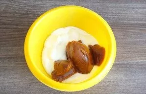 Prepare the cream. In a bowl, mix the chilled sour cream, condensed milk.