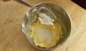 Beat the butter with powdered sugar until fluffy. Melt the chocolate in a water bath.