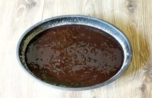 Grease a 23-centimeter baking dish with vegetable oil and sprinkle with a little flour. Pour the dough into the mold and tap it slightly ...