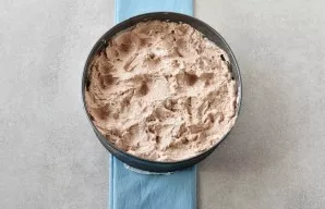 Remove the cheesecake and put a layer of whipped chocolate cream on top. Put in the freezer for another half hour.