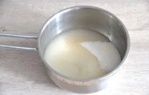 Put 300 grams of sugar in a saucepan, agar, pour water, heat.