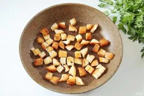 While the soup is boiling, cut the white bread or baguette into cubes and fry in vegetable oil until golden brown.