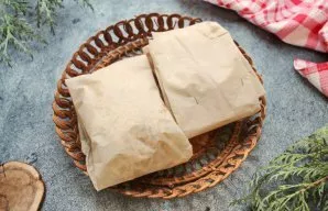 Cut out a rectangle from baking paper and fold it into an envelope. So that the paper does not open, fix it with a stapler.