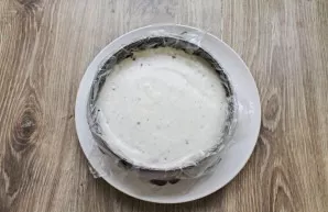 Pour the cream into the biscuit base and level it. Put in the refrigerator for 4-6 hours.