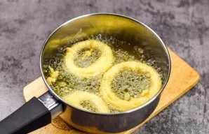 Fry the onion rings in oil for 15-20 seconds on each side.