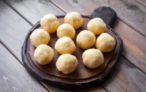 From the resulting potato mass form balls. I made balls of 30 grams.