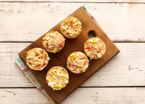 Put the prepared filling in tartlets. Tartlets can be used whatever you want.