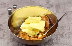 Prepare the cream. To do this, just mix the butter and Rududu.