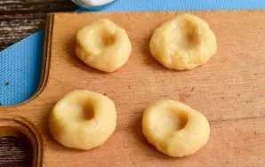 Form donuts. It is more convenient to carry out this procedure with wet hands.