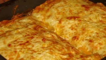 Ready-made waffle pastries with minced meat resemble stew and smell delicious. Before serving, you can cut the rolls. Enjoy your meal!