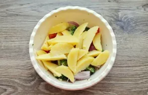 Place the boiled potatoes in the vegetable bowl. Add vegetable oil and mix gently.
