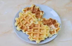 Remove the curds on a plate to cool.