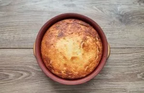 Place the mold in a hot oven. Bake the pastry at 180 degrees for 35-40 minutes until golden brown.