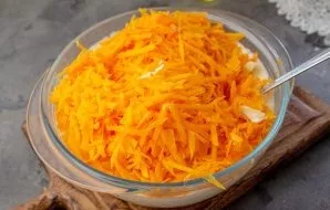 Grate the pumpkin, add to the curd mass and mix well.