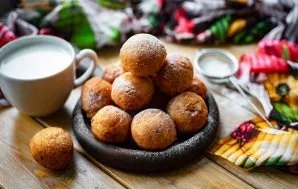 Serve the curd donuts a little sprinkled with powdered sugar.