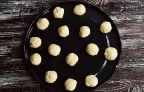 Roll out the balls from the dough and lay them out on a baking sheet. Send them to the oven preheated to 190 degrees for 20 minutes.