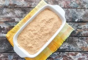 Sprinkle with crushed cookies on top and place in an oven preheated to 180 degrees for 30 minutes.