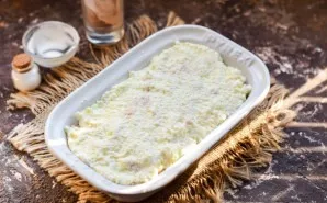 Put the remaining part of the cottage cheese on top - a white layer. Bake the cheesecake in an oven at 180 degrees for 25-30 minutes.