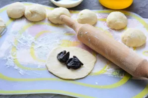 Soak the plums in warm water, then dry and cut into medium-sized pieces. Put 3-4 pieces in the filling.