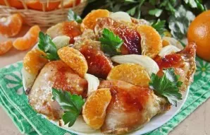 Put the chicken in a serving container, put the fried onion and tangerine slices. Pour in the resulting juice and garnish with fresh herb...