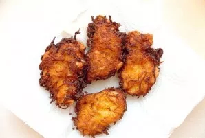 Remove from the oil and put on a plate lined with paper towels. Serve hot.