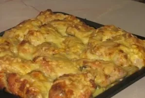 Lubricate the shins with mayonnaise and send the form to the oven, preheated to 180 degrees. Cook the dish for 50-60 minutes.