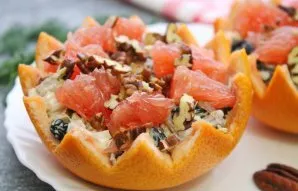 Put pieces of grapefruit on top, sprinkle with chopped nuts and serve.