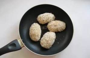 Put in a hot frying pan with sunflower oil.