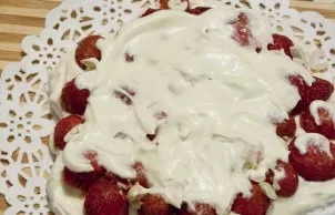 Spread cream over the entire surface of the cake.