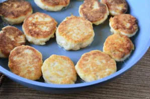 With your hands dipped in water, form round cutlets, fry in a pan with oil on high heat so that it turns brown and does not decompose. If...