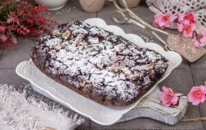 Cool the finished cake and decorate it as you wish.