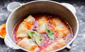 Pour tomato juice into a cauldron, put bay leaf and spices to taste. Simmer the pigeons after covering for 45 minutes.