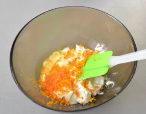 Prepare the filling. Add 1 tbsp to the cottage cheese. spoon of sugar, tangerine peel, add one egg white.