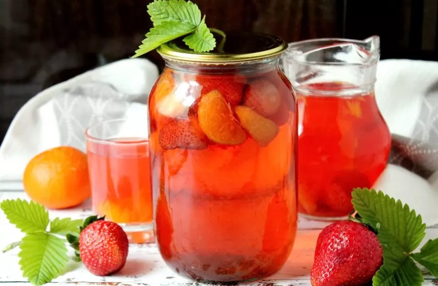 Strawberry and tangerine compote is ready